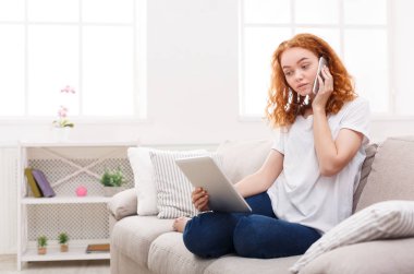 Düşünceli genç kız cep telefonu üzerinde arama