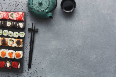 Üstten Görünüm suşi maki ve rulo gri tablo kümesi