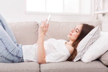 Genç kız manifatura smartphone cep telefonu ile