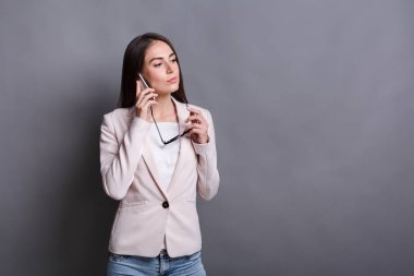 Cep telefonuyla konuşurken esmer iş kadını
