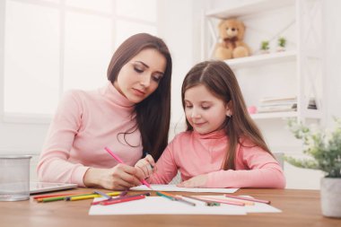 Anne kızıyla birlikte çizim