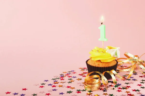 Eerste verjaardag cupcake met kaars en hagelslag — Stockfoto