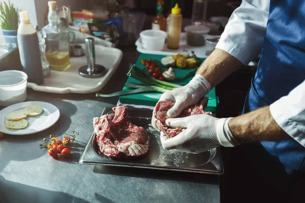 Szef kuchni cięcia świeżych warzyw na sałatkę — Zdjęcie stockowe