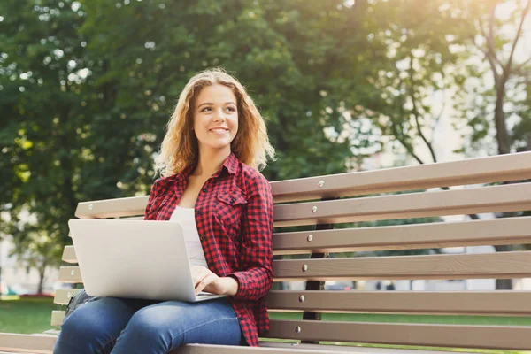 야외에서 노트북으로 행복 한 젊은 여자 — 스톡 사진