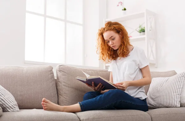 Joven mujer pensativa con un libro — Foto de Stock