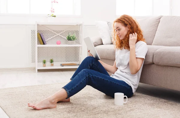 Chica pensativa usando una tableta — Foto de Stock