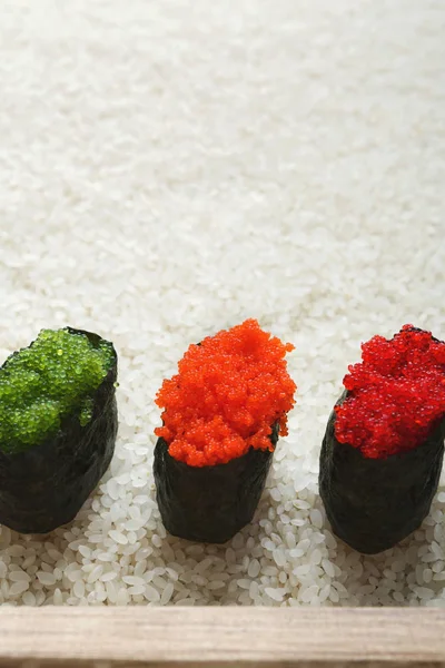 Közelkép a háttér fehér rizs sushi gunkan — Stock Fotó