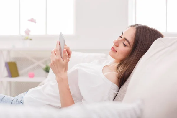 Chica joven mensajes de texto en el teléfono inteligente — Foto de Stock