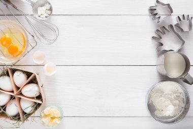 Rustik beyaz arka plan üzerinde fırın malzemeleri