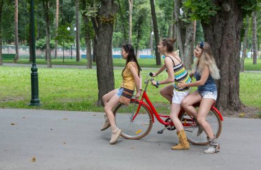 Bisiklet Park binmek birlikte mutlu boho chic kız