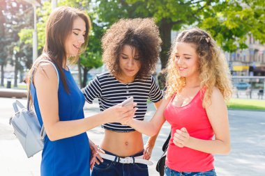 Mutlu kız şehirde yürürken eğleniyor