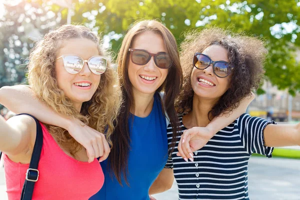 Meninas felizes se divertindo enquanto caminham na cidade — Fotografia de Stock