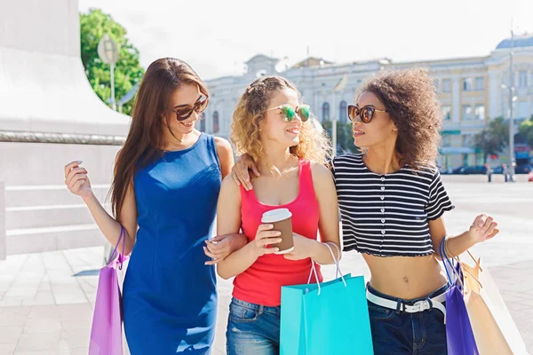 Feliz amigos femininos ao ar livre — Fotografia de Stock