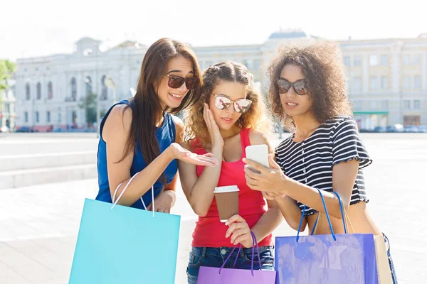 Smartphone açık havada ile şaşırmış arkadaşlar