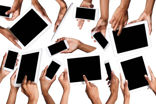 Preto mãos masculinas apontando, segurando telefone celular e tablet — Fotografia de Stock