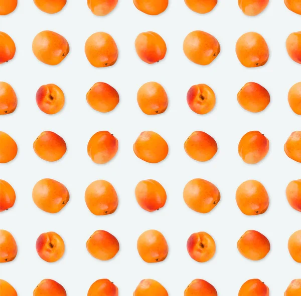 Шаблон из абрикосов, вид сверху, изолированный на белом — стоковое фото