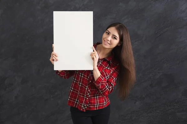 Jovem com papel branco em branco — Fotografia de Stock