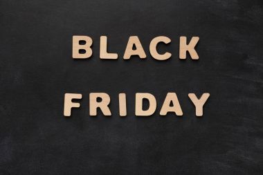 Black Friday ahşap harflerle yazıldığından