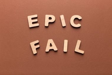 Üzerinde kahverengi zemin ahşap harfler Epic yazım denetimi başarısız