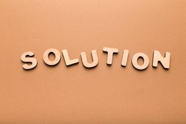 Ahşap harfler çözüm üzerinde bej arka plan yazım