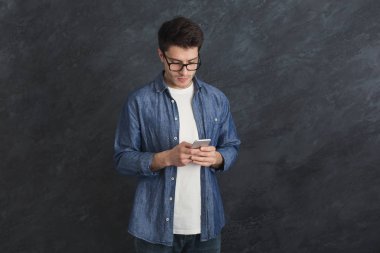 Ciddi adam tipik haber smartphone