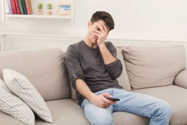 Genç sıkıcı televizyon evde adam