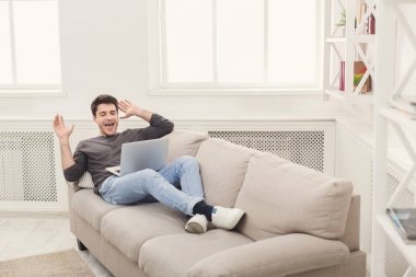 Mutlu adam kazanmak. Kazanan, dizüstü bilgisayar ile genç adam