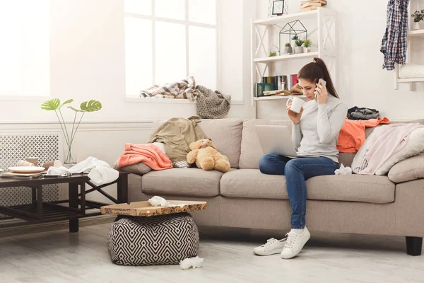 Beautiful freelancer working at messy home — Stock Photo, Image