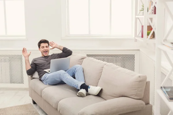 Un hombre feliz gana. Ganador, joven con portátil — Foto de Stock