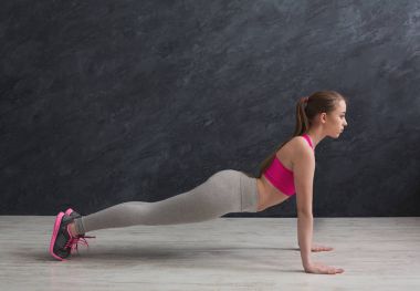 Fitness kadın eğitim tahta gri arka plan kapalı