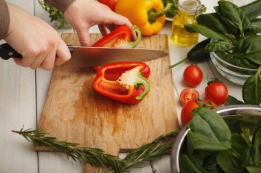 Kadının el kesme taze domates