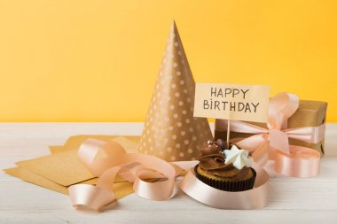 Lezzetli kek ve Sarı zemin üzerine hediye