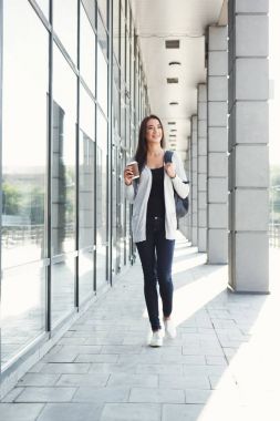 Sırt çantası ve kahve ile güzel öğrenci kız