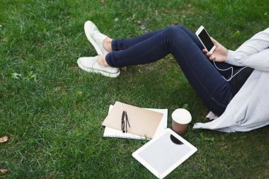 Tanınmayan kadın parkta tablet kullanma