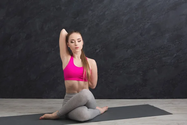 Kvinnan utbildning yoga i Ko huvud pose i gymmet — Stockfoto