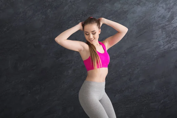 Schöne Fitness-Mädchen posiert auf Studio-Hintergrund — Stockfoto