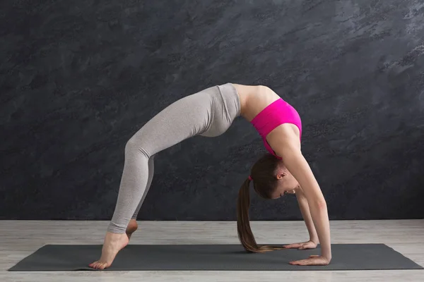 Kvinnan utbildning yoga i tabell top pose. — Stockfoto