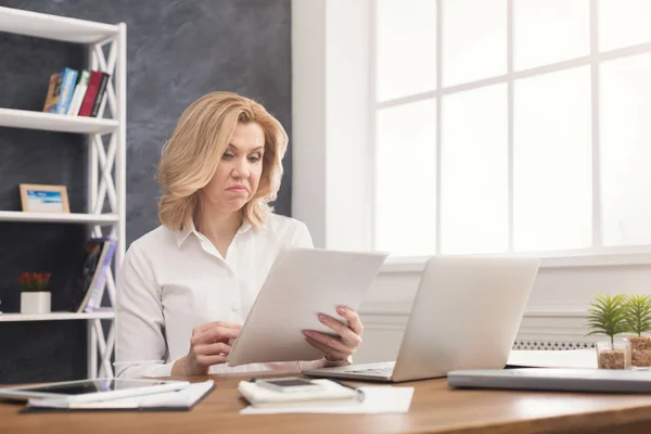 Geschäftsfrau liest Dokument am Schreibtisch im Büro — Stockfoto