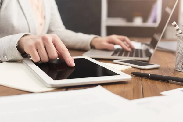 Frau zeigt auf digitales Tablet aus nächster Nähe — Stockfoto