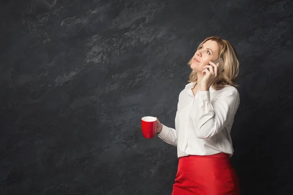 Eftertänksam kvinna prata telefon i studio — Stockfoto