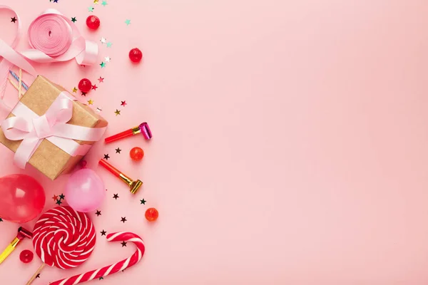 Narozeninový večírek pozadí s dárky a cukroví — Stock fotografie