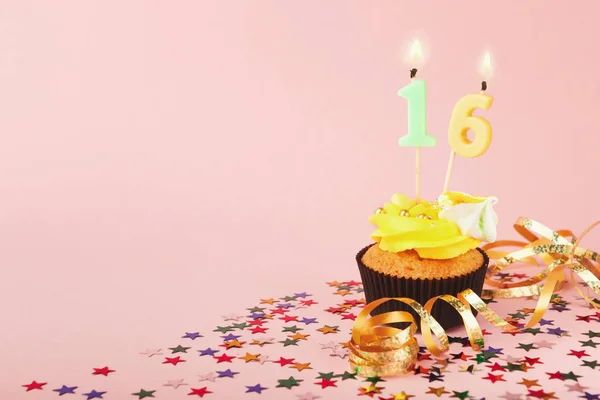 16 urodziny ciastko z świeca i kropi — Zdjęcie stockowe