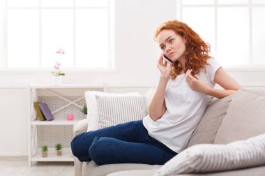 Akıllı telefon kullanan düşünceli genç kız