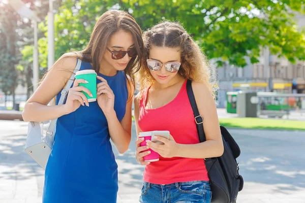 Felices amigas con smartphone al aire libre —  Fotos de Stock