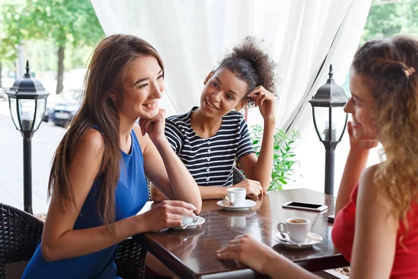 Щасливі дівчата сидять в кафе і розмовляють — стокове фото