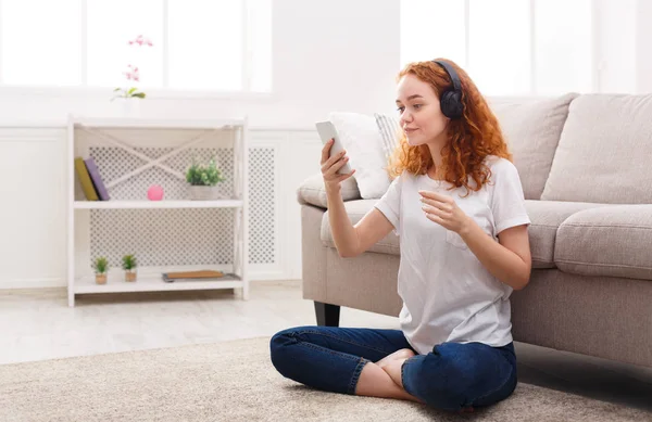 Happy girl listening to music in headphones — Φωτογραφία Αρχείου