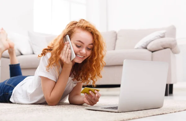 Chica feliz de compras en línea con el ordenador portátil y teléfono — Foto de Stock