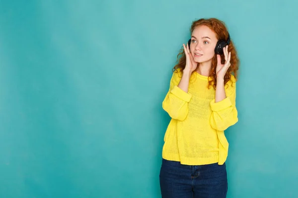 Eftertänksam kvinna Lyssna på musik i hörlurar, studio skott — Stockfoto