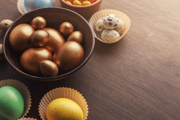 Bunte Ostereier und Streusel auf Holzgrund — Stockfoto