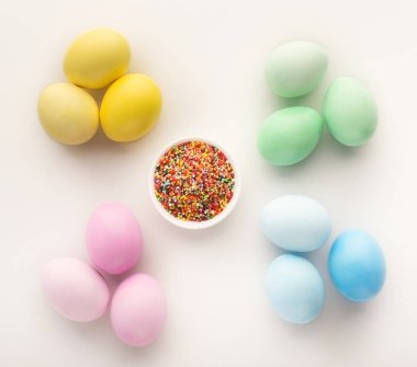 Paskalya arka plan. Beyaz, renkli yumurta izole